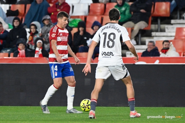 Alcaraz es uno de los futbolistas que deben decidir su futuro (J.M. BALDOMERO)