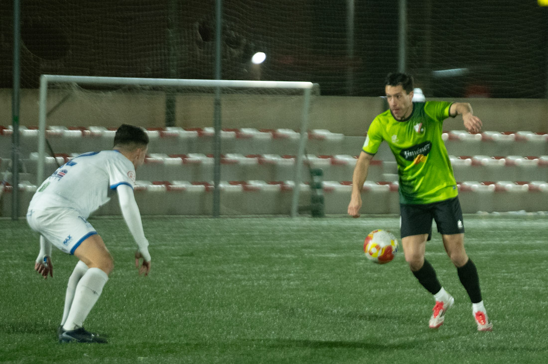 Joan Grasa encara a un jugador del Mijas Las Lagunas (GPMEDIA)