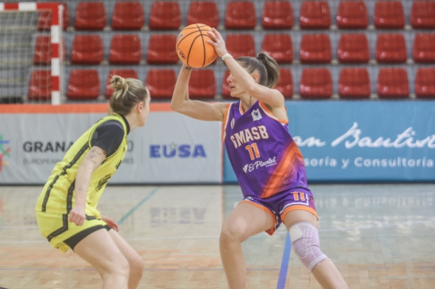 Laura Fernández ante una jugadora madrileña (GPMEDIA)