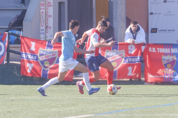 Cristian avanza con el esférico (GP MEDIA)