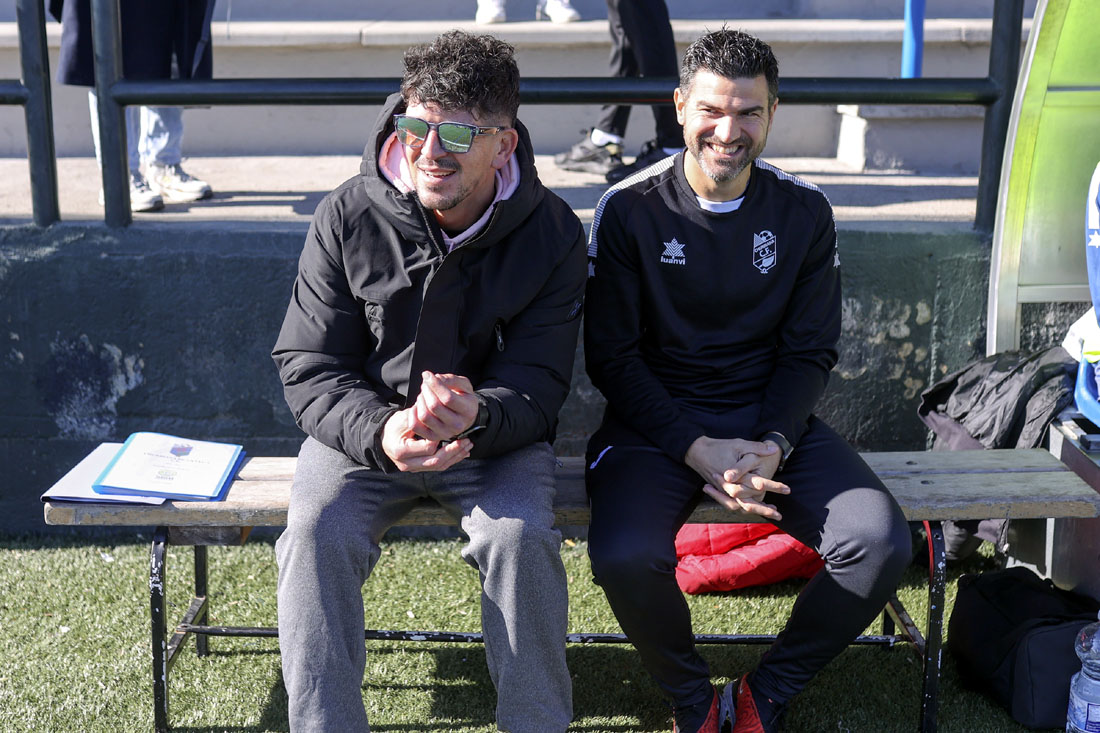 Levía Cantero en el banquillo junto a Manuel Estrella, componente del cuerpo técnico (GP MEDIA)