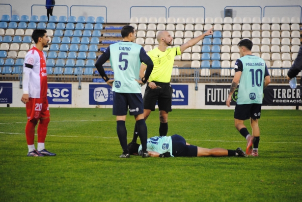 Álvaro tendido en el terreno juego (SEMANARIO MUCHO DEPORTE)