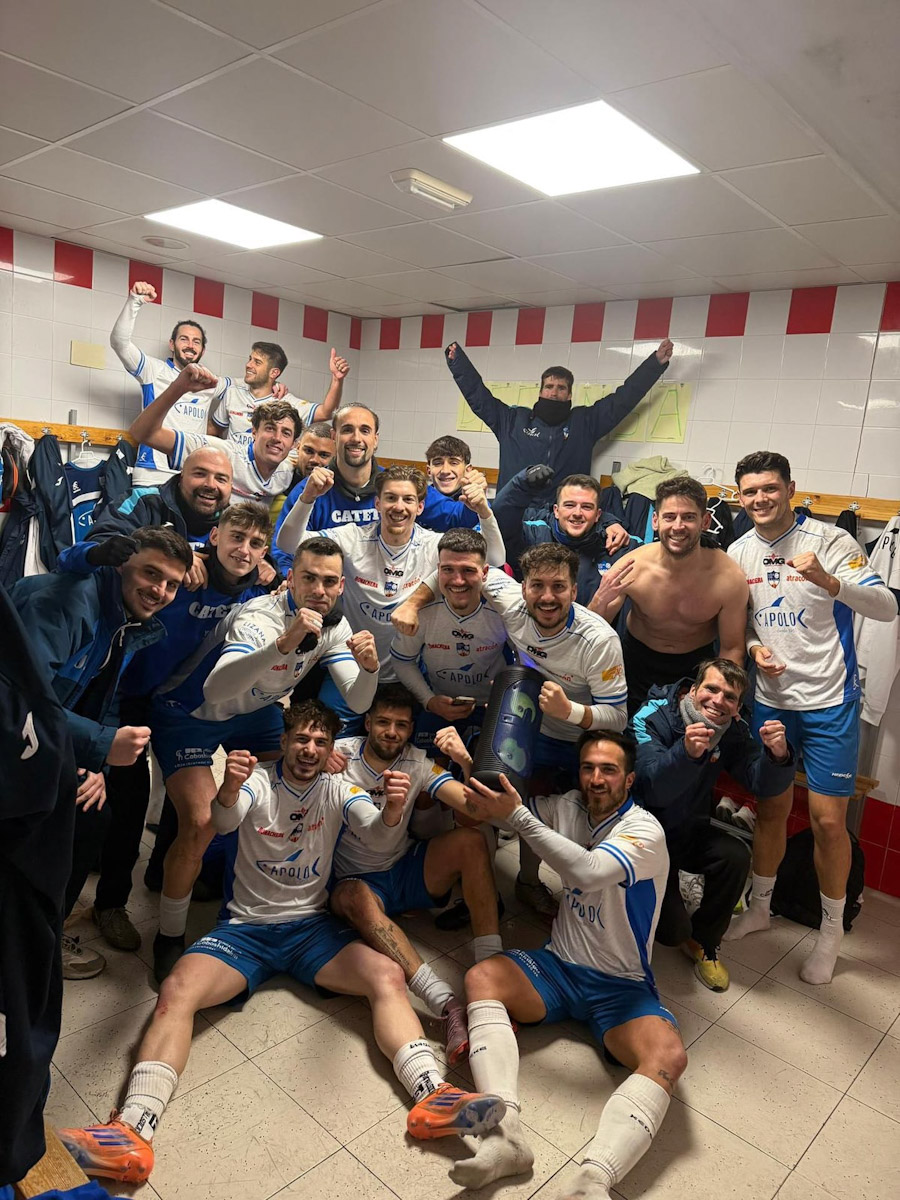 Los jugadores lojeños celebran la victoria en el vestuario a la conclusión del encuentro (LOJA CD)