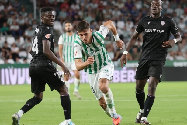 Requena está cuajando una buena temporada en el Córdoba Requena está cuajando una buena temporada en el Córdoba