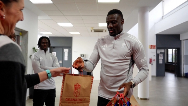 Los jugadores del Granada han hecho entrega de las equipaciones (GRANADA CF) Los jugadores del Granada han hecho entrega de las equipaciones (GRANADA CF)