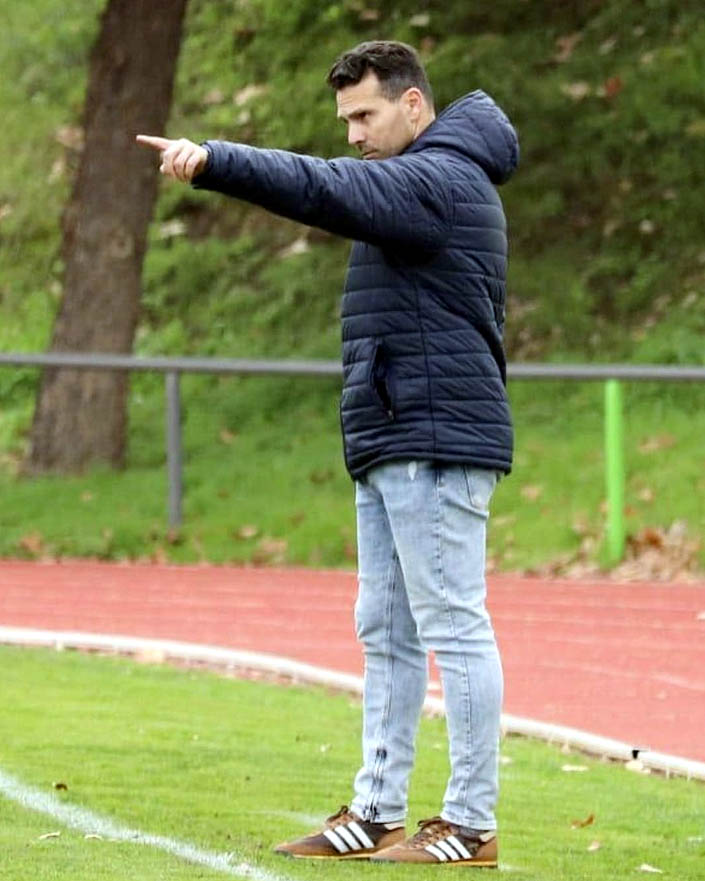 Javier Vilaseca, entrenador de la UD Maracena, durante el encuentro ante el Cuevas CF