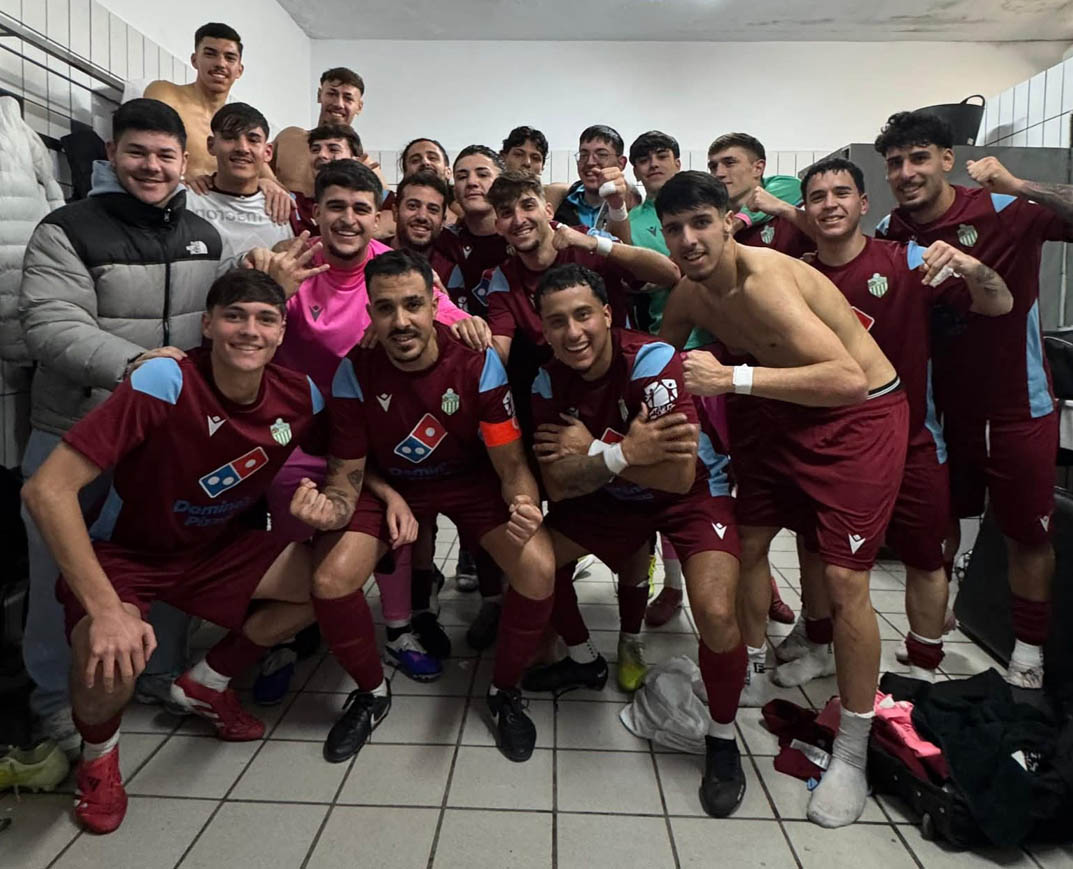 Emilio, en el centro de la imagen, con el puño levantado celebrando la victoria en Pulianas (ATARFE INDUSTRIAL)