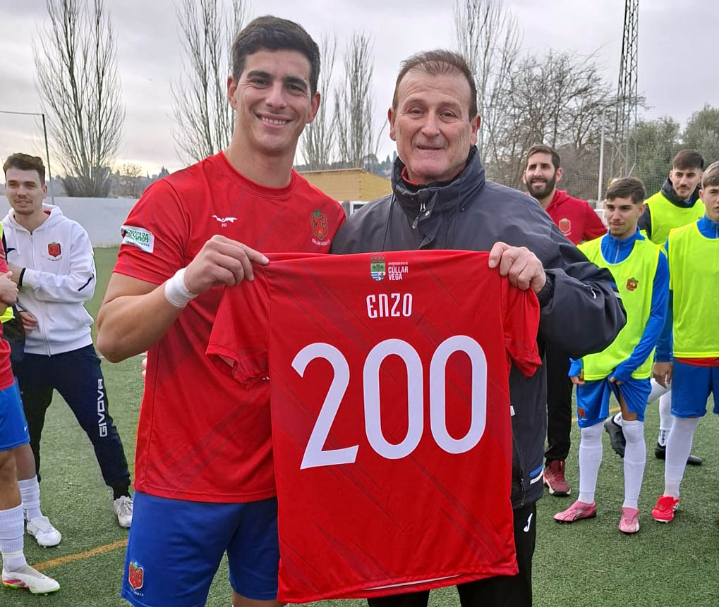 Enzo con la camiseta conmemorativa junto al presidente del Cúllar Vega CF (CVCF)