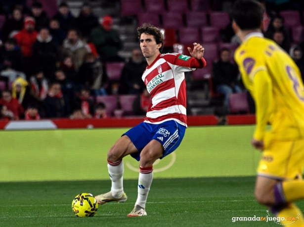 Manu Lama en una acción del encuentro ante el Real Valladolid (JOSÉ M. BALDOMERO) Manu Lama en una acción del encuentro ante el Real Valladolid (JOSÉ M. BALDOMERO)