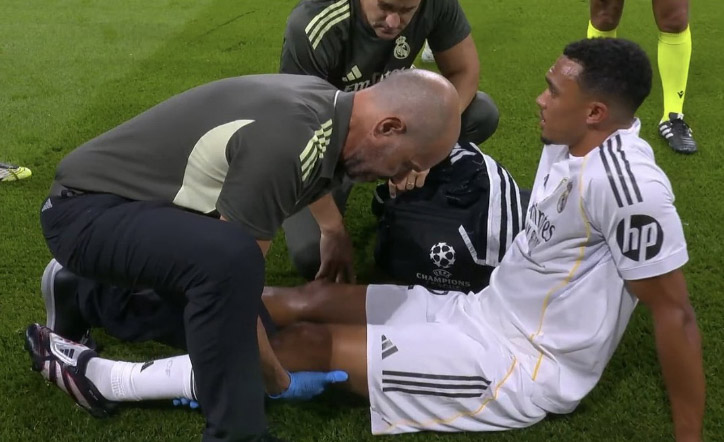 Manuel Arroyo asiste al jugador del Real Madrid Trent Alexander-Arnold (ESPN)