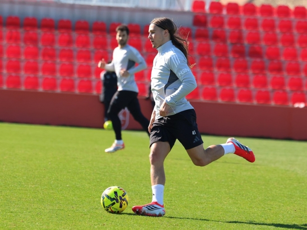 Izan González se mantiene en el once (J. AZCOYTIA)