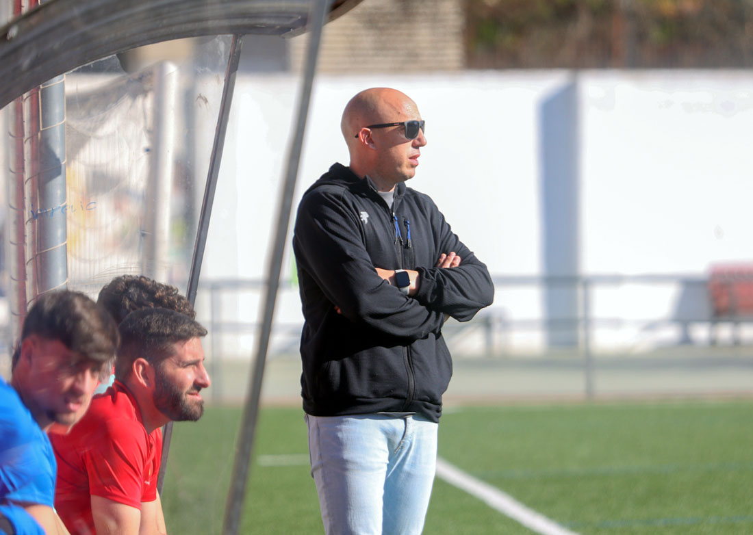 Óscar Gómez, entrenador del Cúllar Vega CF, en un momento del partido ante el Granada C (GP MEDIA)