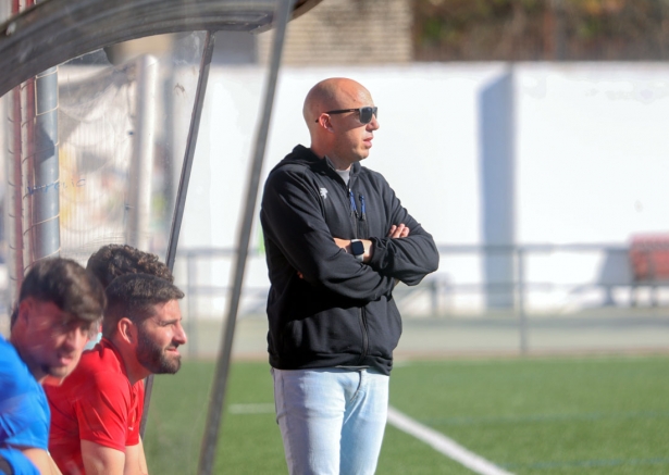 Óscar Gómez, entrenador del Cúllar Vega CF, en un momento del partido ante el Granada C (GP MEDIA)