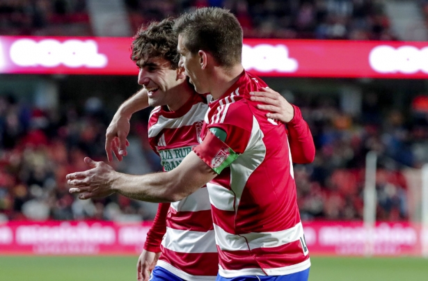 Rubén Alcaraz habla con Pedro Alemañ en el partido ante el Real Valladolid (GP MEDIA)