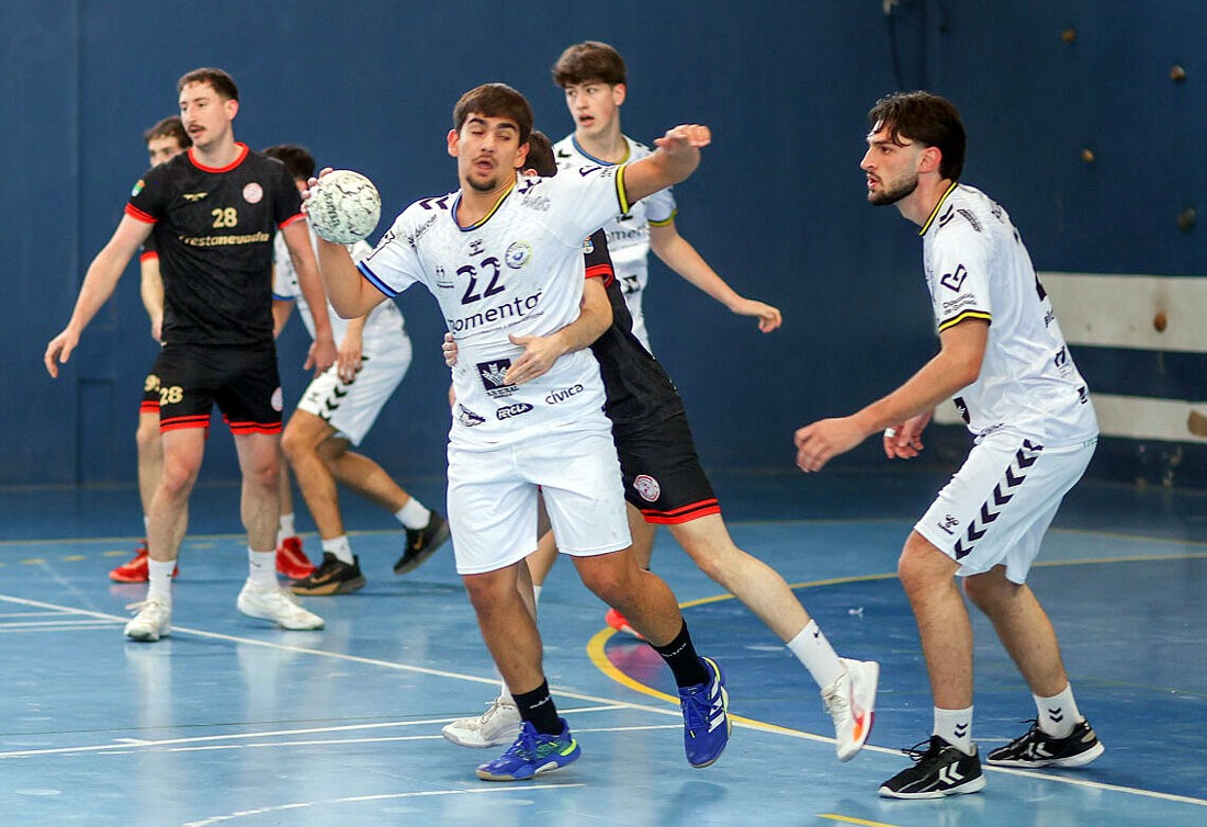 Jugada del derbi que disputaron Momento Maracena y BM Cúllar Vega (GP MEDIA)