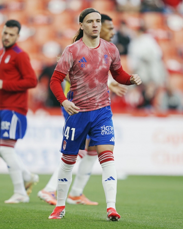 Izan González en el calentamiento del choque ante el Málaga CF (GCF) Izan González en el calentamiento del choque ante el Málaga CF (GCF)
