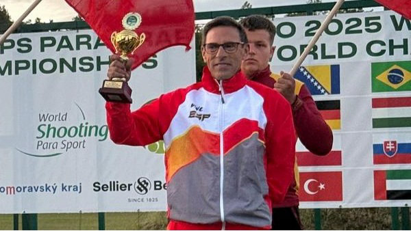 Meliton Briñas con su medalla de bronce (SOLO TIRO)