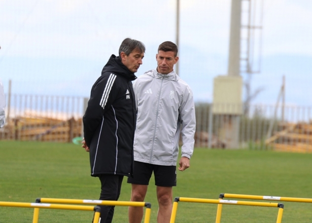 Pacheta dialoga con Alcaraz en el último entrenamiento de la semana (J. AZCOYTIA) Pacheta dialoga con Alcaraz en el último entrenamiento de la semana (J. AZCOYTIA)