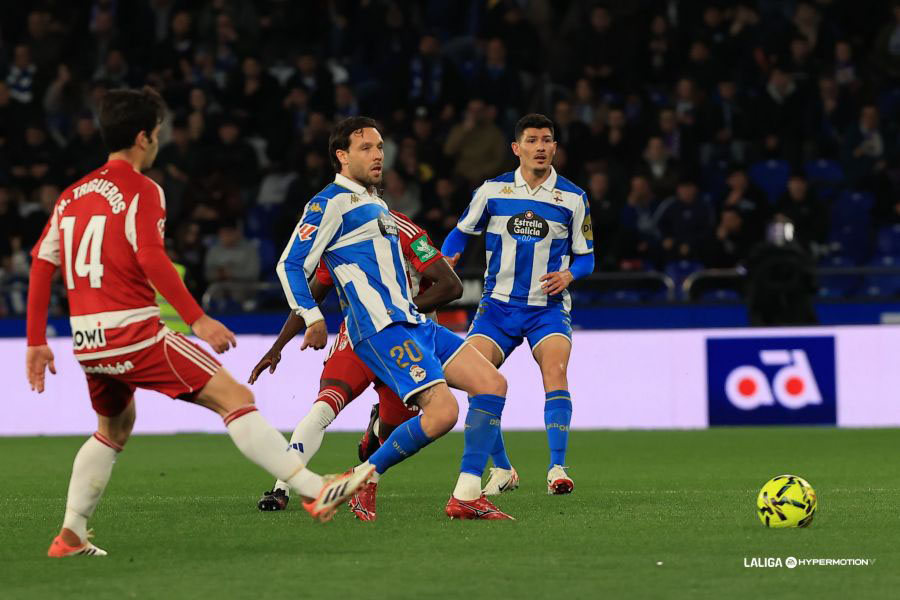 Manu Trigueros en una de las acciones del partido ante el Depor (LALIGA)