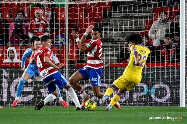 El Granada está haciendo las cosas bien en defensa (J.M. BALDOMERO) El Granada está haciendo las cosas bien en defensa (J.M. BALDOMERO)