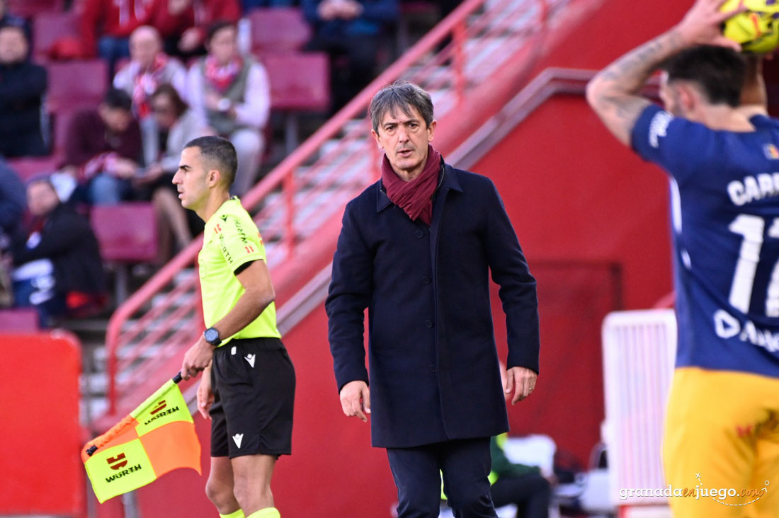 Pacheta, entrenador del Granada CF, en un momento del encuentro ante el FC Andorra (JOSÉ M. BALDOMERO)