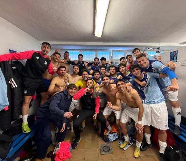 El Atlético Monachil celebra el triunfo (ATLÉTICO MONACHIL)