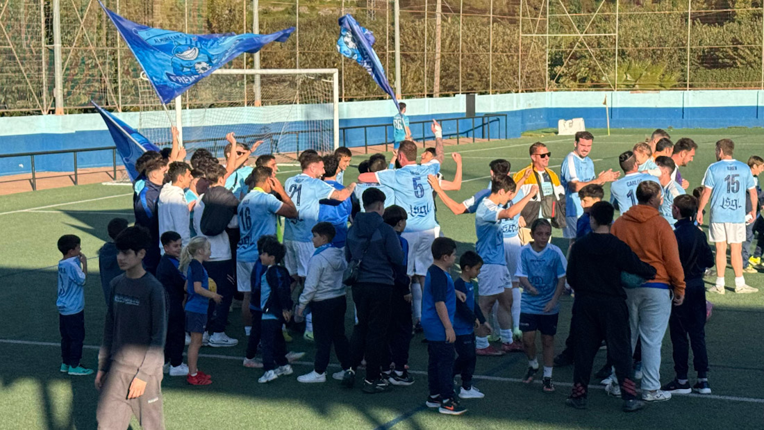 El Almuñécar CF celebra el ascenso (ALMUÑÉCAR CF)