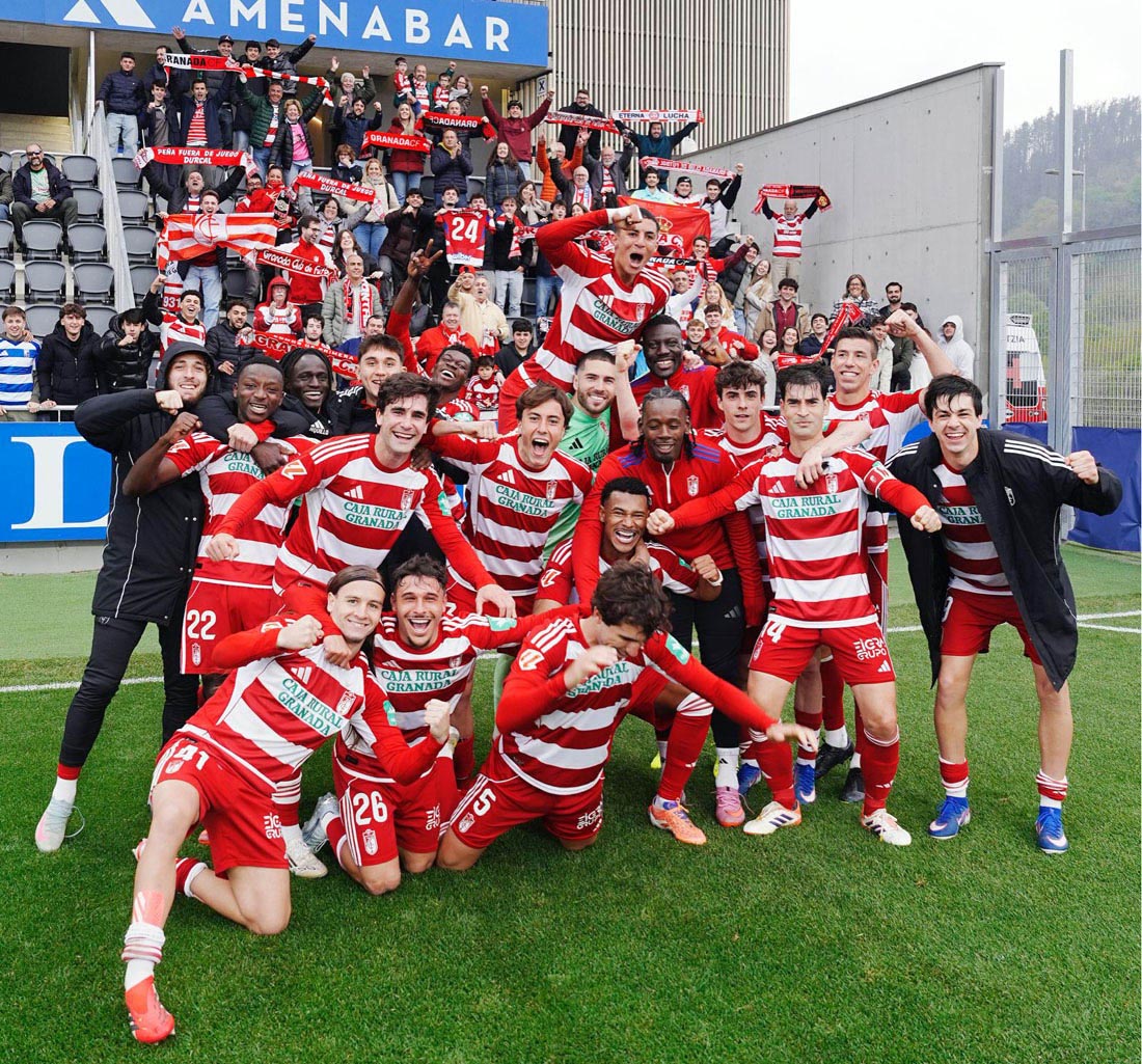 Los jugadores del Granada CF celebran la victoria con los aficionados desplazados a Zubieta (GCF)