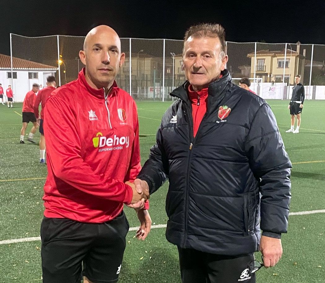Óscar Gómez, a la izquierda, junto al presidente del Cúllar Vega CF (CVCF)