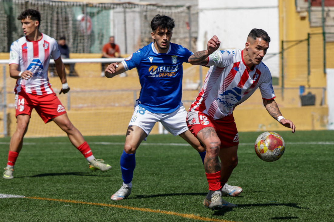 Isra Peláez protege el balón ante un jugador del Melilla (