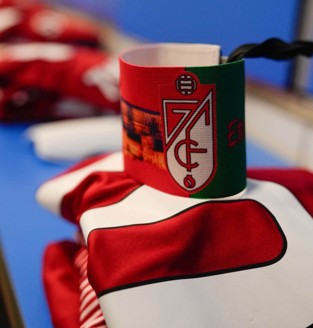 Camiseta rojiblanca con el brazalete de capitán en el vestuario de Las Palmas (GCF) Camiseta rojiblanca con el brazalete de capitán en el vestuario de Las Palmas (GCF)