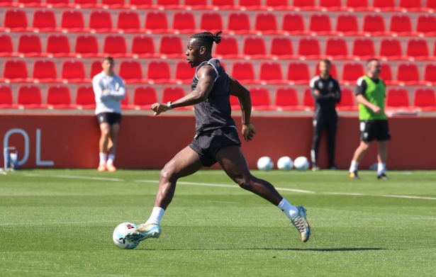Bouldini durante un entrenamiento con el Granada (J. AZCOYTIA) Bouldini durante un entrenamiento con el Granada (J. AZCOYTIA)