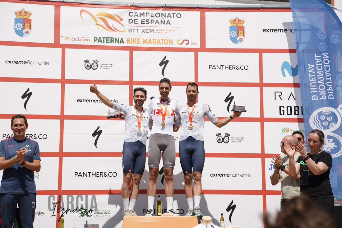 David Valero en lo alto del podio