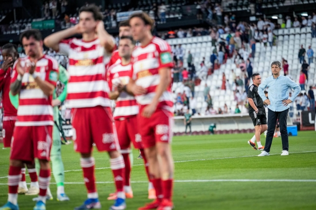 Pacheta, al fondo, observa como sus jugadores piden disculpas a los aficionados desplazados a Albacete (LOF) Pacheta, al fondo, observa como sus jugadores piden disculpas a los aficionados desplazados a Albacete (LOF)