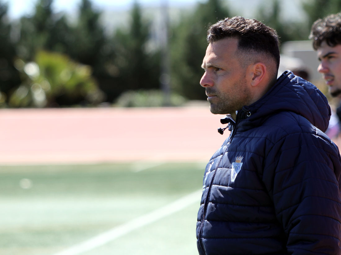 Javier Vilaseca, entrenador de la UD Maracena, durante un encuentro (J. PALMA)