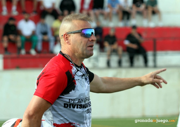 Manuel Montañés, entrenador del Águilas de Zujáira, en un momento del encuentro (J. PALMA)