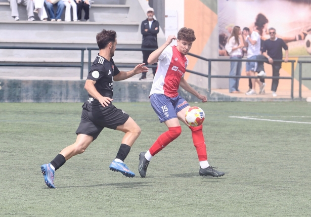 Maldonado controla el balón ante un jugador del Torredonjimeno (GPMEDIA)