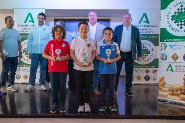 Damián López - campeón sub10 (AJEDREZ LA ZUBIA) Damián López - campeón sub10 (AJEDREZ LA ZUBIA)