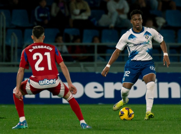 Landázuri en un partido del pasado curso ante el Granada (CD TENERIFE) Landázuri en un partido del pasado curso ante el Granada (CD TENERIFE)