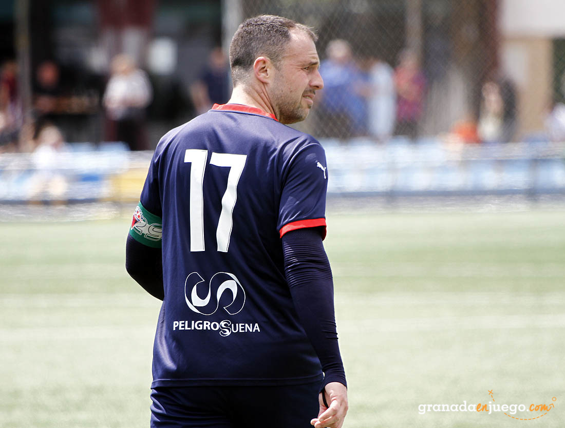 Antonio Molina, jugador del Vandalia de Peligros, en el partido ante el Atlético Monachil (J. PALMA)