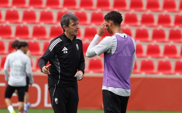 Pacheta corrige a Zinebi durante un entrenamiento (J. AZCOYTIA) Pacheta corrige a Zinebi durante un entrenamiento (J. AZCOYTIA)