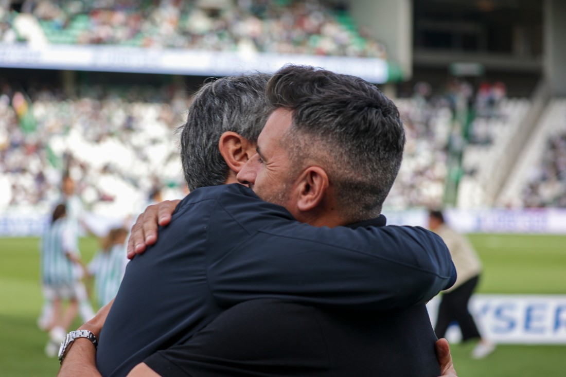 Iván Ania saluda a Pacheta antes del inicio del encuentro (LOF)