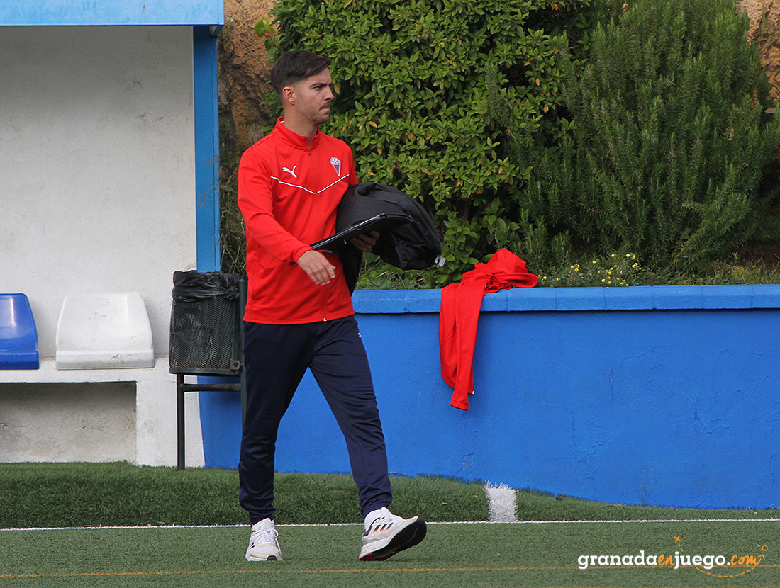 Julio Franco, entrenador del Vandalia de Peligros, en el partido ante el Atl. Monachil (J. PALMA)