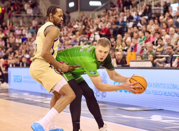 Elías Valtonen defendido por Kevin Punter (GPMEDIA)