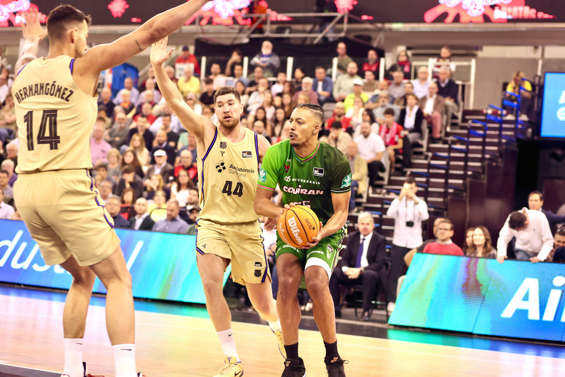 William Howard se posiciona para lanzar a canasta (GPMEDIA)