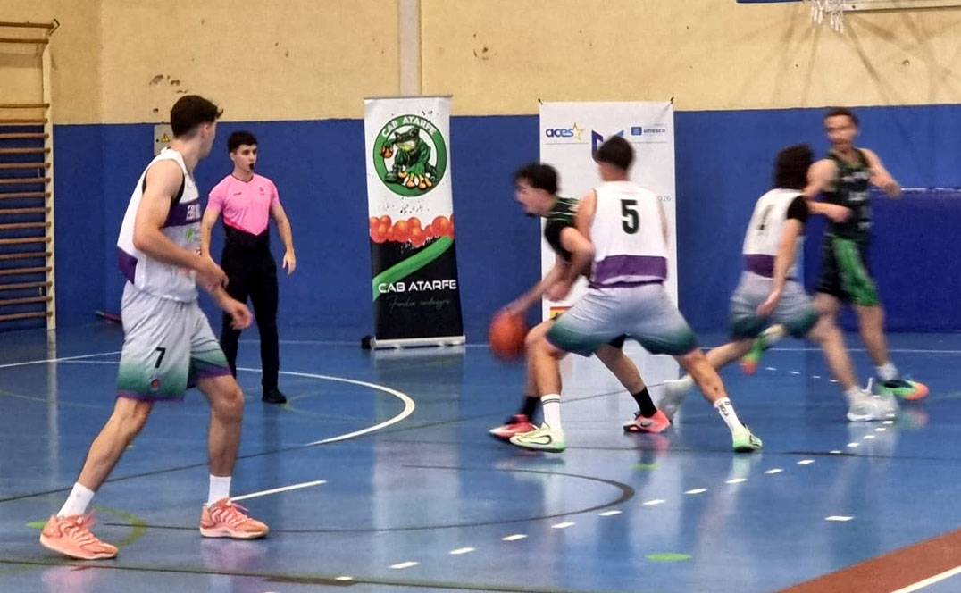 Una jugada del partido disputado en el pabellón `Primero de Mayo` de Atarfe (J. ROSILLO)