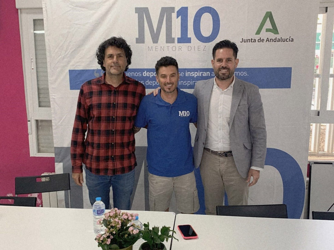 El atleta Juan Bautista Castilla `Chamba` ha protagonizado una actividad del programa Mentor 10 de la Junta de Andalucía en el IES Montes Orientales de la que ha sido testigo el delegado de Cultura y Deporte, David Rodríguez (JUNTA)