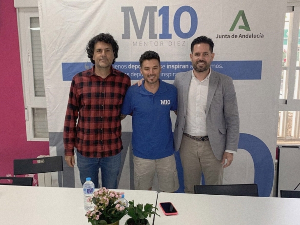 El atleta Juan Bautista Castilla `Chamba` ha protagonizado una actividad del programa Mentor 10 de la Junta de Andalucía en el IES Montes Orientales de la que ha sido testigo el delegado de Cultura y Deporte, David Rodríguez (JUNTA)