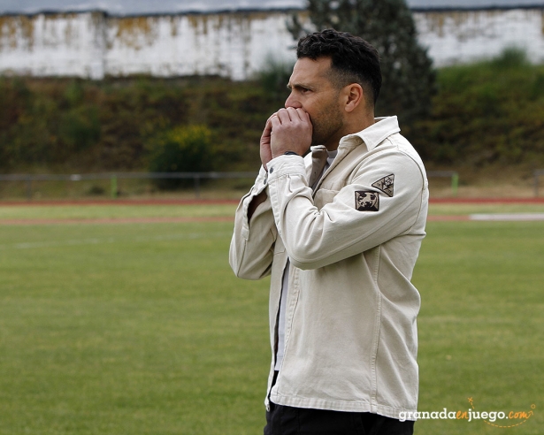Javier Vilaseca, entrenador de la UD Maracena, durante un partido (J. PALMA)