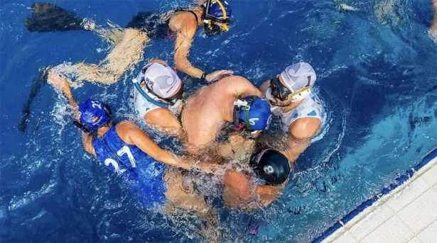  El CD Escualos de Granada practica el rugby submarino (CD ESCUALOS)